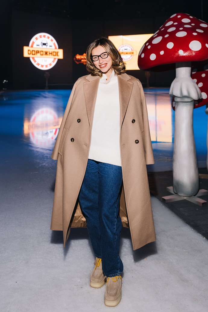 Регина Тодоренко, Лера Кудрявцева, Мария Мельникова и другие звезды стали гостями на аншлаговой премьере ледового шоу «Белоснежка» Евгения Плющенко и Яны Рудковской Регина Тодоренко, Лера Кудрявцева, Мария Мельникова и другие звезды стали гостями на аншлаговой премьере ледового шоу «Белоснежка» Евгения Плющенко и Яны Рудковской